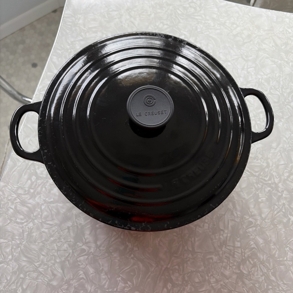 Le Creuset #26 5.5 qt black glossy Dutch oven in almost perfect condition